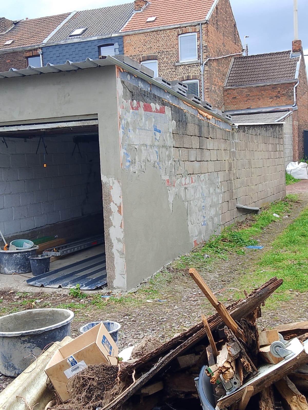 Travaux de rénovation sur mur extérieur